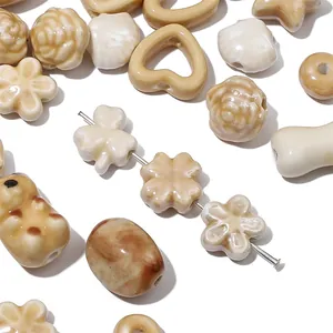 Macro-opname van diverse koffiekleurige keramische kralen voor DIY sieraden maken