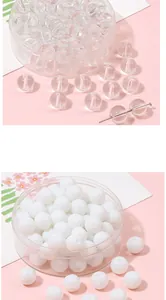 Détail de perles rondes en verre blanc et transparent avec trous pour bijoux faits main