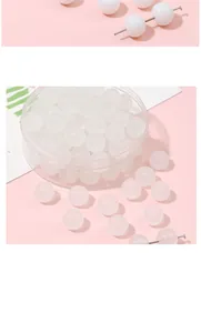Détail de perles en verre blanc translucide avec boîte pour création de bijoux DIY