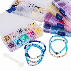 Dettaglio del kit perline fai-da-te con scatola a 10 scomparti e perline colorate