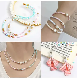 Détail d'un ensemble de bijoux DIY avec perles pastel et perles lettres KISS stylées