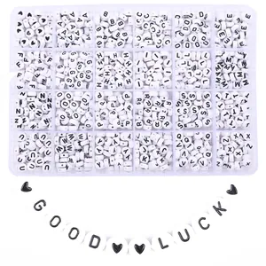 Vue détaillée de la boîte à 24 compartiments avec perles lettres acryliques DIY bijoux