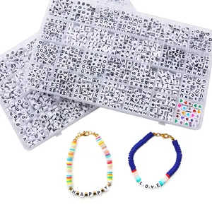 Détail macro de perles de lettres en acrylique et bracelets DIY dans une boîte