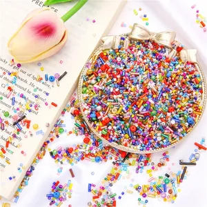 Bunte Mischung aus Glasperlen für DIY-Schmuck in einer dekorativen goldenen Schale