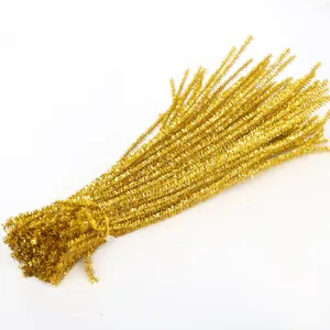 Dettaglio di scovolini metallici dorati per artigianato fai-da-te e decorazioni natalizie