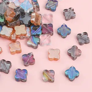 Perle di vetro iridescenti da 10mm a forma di quadrifoglio per gioielli fai da te