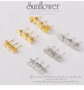 Detailansicht goldener und silberner Ohrstecker-Rohlinge mit Verschlüssen für DIY-Schmuck
