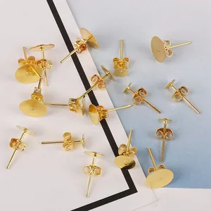 Goldenes Set aus flachen Ohrsteckern und Schmetterlingsverschlüssen für DIY-Schmuck