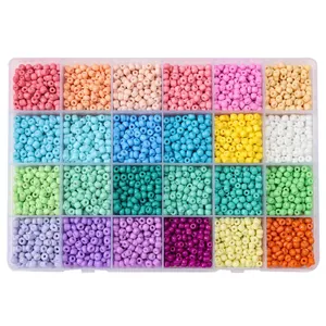 DIY sieradenset met 24 kleuren glazen kralen in een transparante plastic opbergdoos