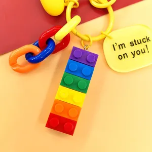 Macro di un portachiavi a blocchi colorati con la scritta 'I'm stuck on you'