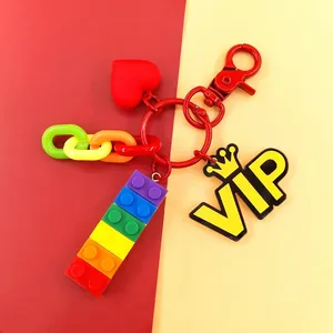 Dettaglio portachiavi a mattoncini colorati con ciondolo a cuore e pendente VIP