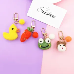Vue détaillée de porte-clés en feutre de laine faits main avec canard, grenouille et ours