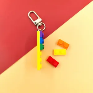 Portachiavi a mattoncini arcobaleno con blocchi ABS colorati e moschettone in metallo