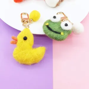Détail de porte-clés canard et grenouille en laine feutrée avec fermoirs métal