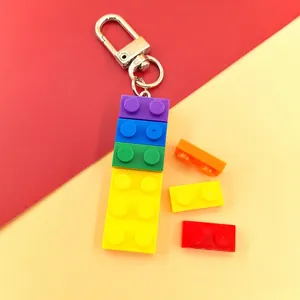 Portachiavi con mattoncini colorati in plastica e fibbia in metallo su sfondo rosso