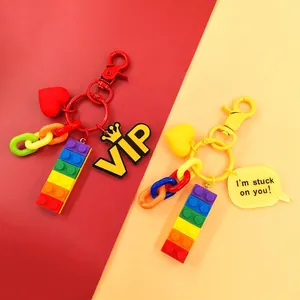 Portachiavi con mattoncini arcobaleno con ciondolo a cuore e catena colorata per borse
