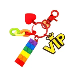 Portachiavi con mattoncini arcobaleno, cuore rosso, ciondolo VIP e catena colorata per borse