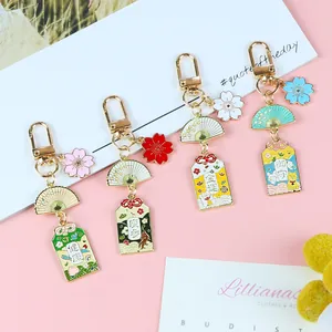 Porte-clés porte-bonheur japonais avec fleurs de cerisier et pendentifs en émail