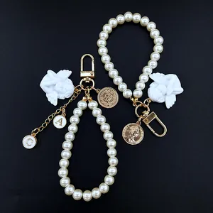 Barocker Engel-Perlenanhänger mit Goldmünzen und Karabinerverschluss für Taschen