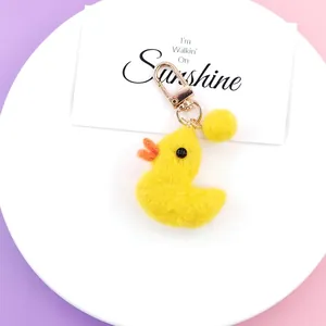 Détail d'un pendentif canard en feutre de laine fait main avec fermoir doré sur décoratif