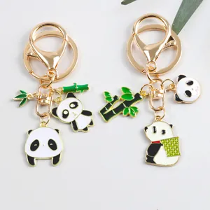 Simpatici portachiavi a forma di panda con ciondoli in bambù e anello in metallo