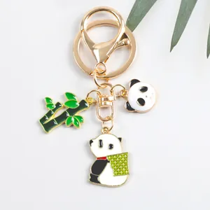 Dettagli dei ciondoli a forma di panda e bambù in lega con moschettone dorato