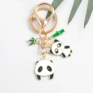 Vista dettagliata dei ciondoli a forma di panda con bambù e chiusura dorata