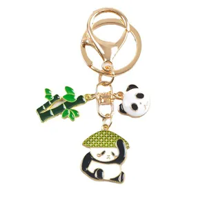Portachiavi panda e bambù in metallo dorato con ciondoli in smalto colorato