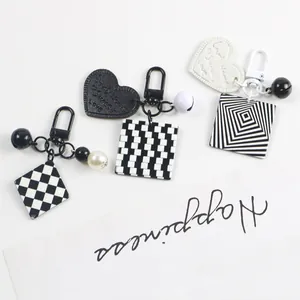 Minimalistische schwarz-weiße Acryl-Schlüsselanhänger mit Herz und Karomuster für Taschen