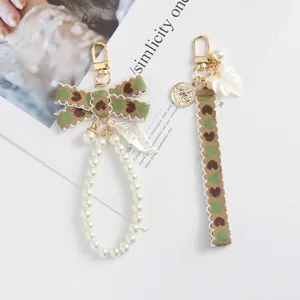 Portachiavi chic in nastro con perle e ciondoli a foglia per decorazione borsa