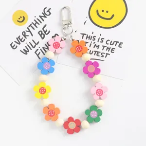 Dettaglio di perline di fiori in legno colorati e chiusura in argento per portachiavi