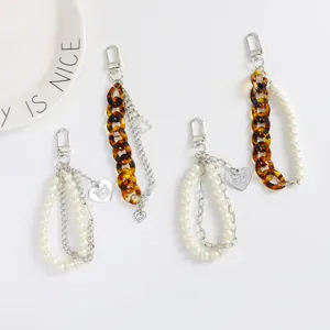 Porte-clés double chaîne en métal argenté avec perles et maillons en acrylique ambre
