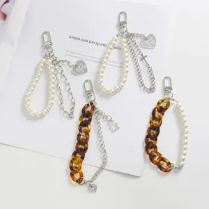 Porte-clés Pendentif en Chaîne Métallique Rétro Künstliche Perle Artificielle Cœur Croix Ours Décoration Sac de Charme Pour Femme Accessoires Mode