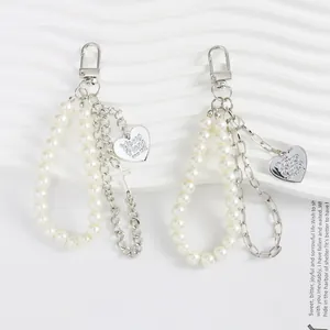 Porte-clés à double chaîne argentée avec perles, breloques cœur et pendentif croix chic
