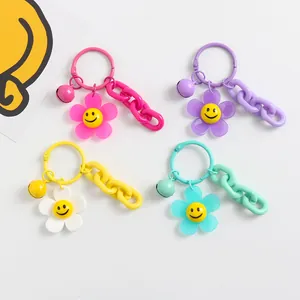 Lot de quatre porte-clés fleurs souriantes en acrylique aux couleurs vives assorties