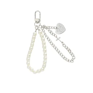 Porte-clés double chaîne argentée avec perles et pendentif cœur sur fond blanc