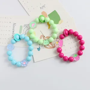 Bunte Acryl-Perlenketten für Handys mit süßen Herzanhängern im modischen Candy-Look
