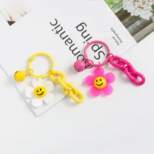 Porte-clés mignons fleur en acrylique avec breloques colorées et chaînes sur fond blanc