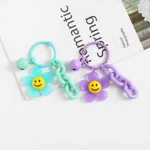 Porte-clés fleurs souriantes en acrylique vert et violet avec cloches et chaînes