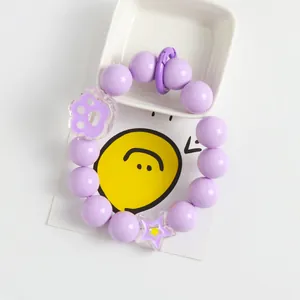 Details der lila Acryl-Perlenkette mit süßen Katzenpfoten- und Sternanhängern für Handys