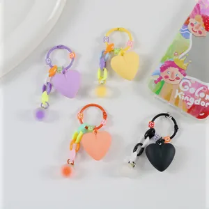 Dettaglio di ciondoli a cuore opachi in quattro colori con catene di perle smiley