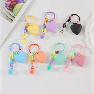 Dettaglio dei portachiavi a cuore macaron con perle smiley e catene a maglie colorate