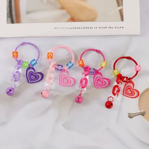 Portachiavi colorati a cuore con catene in acrilico, perline e campanellini in quattro colori