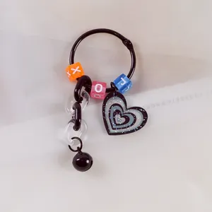 Dettaglio portachiavi a cuore con perline colorate a lettere e campanellino nero