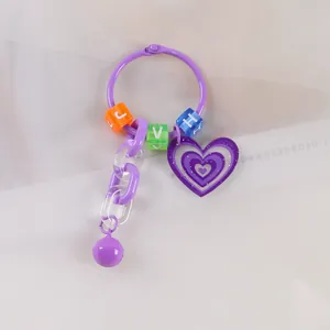 Dettaglio portachiavi a cuore viola con perline a lettere e catena in plastica