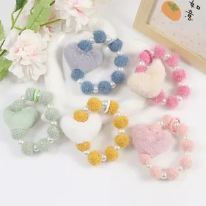 Bracelets cœur en peluche avec perles et pompons en fourrure en cinq tons pastel