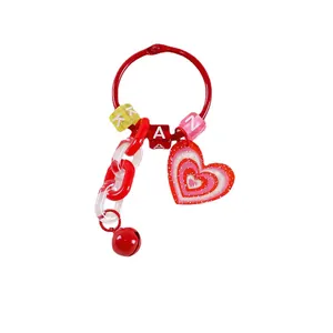 Simpatico portachiavi a cuore con perline colorate e campanellino rosso per borsa