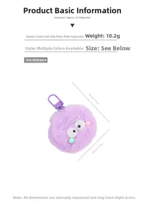 Détail d'un porte-clés en peluche violette avec de grands yeux et mousqueton en aluminium