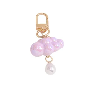 Portachiavi a nuvola iridescente con perla e chiusura dorata su sfondo bianco pulito