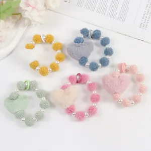 Mignon Porte-Clés Bracelet de Poignet en Peluche Cœur et Fausse Künstliche Perle pour Femmes Pendentif de Sac Boule de Poils Douce Accessoire Déco